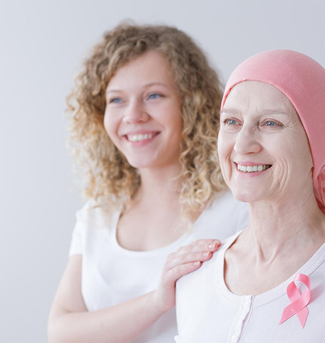Brustkrebspatientin mit ihrer Tochter, für Brustkrebs Awareness trägt die Mutter das Pink Ribbon